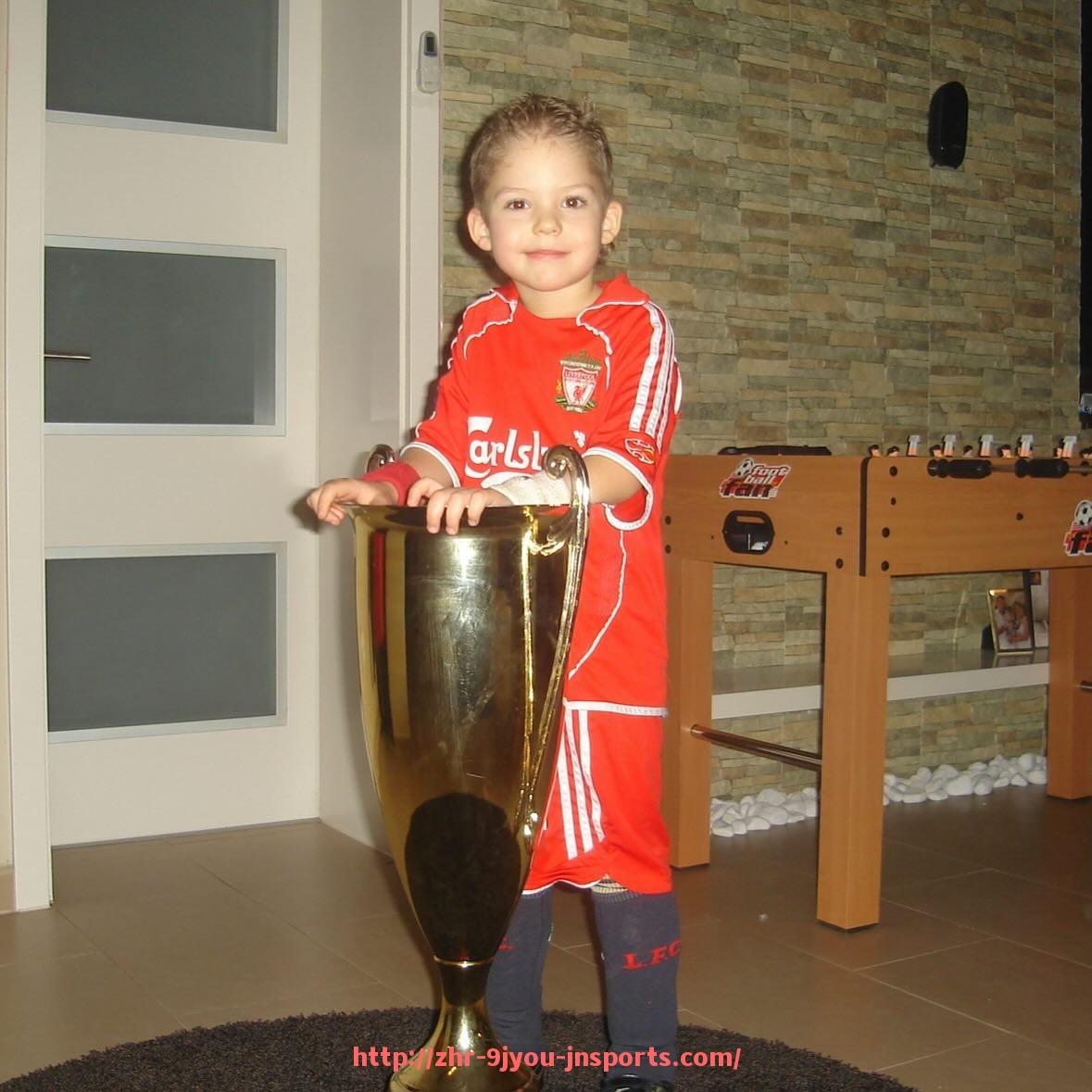 J9九游会登录入口-英超球员破产案例分析及经济管理建议